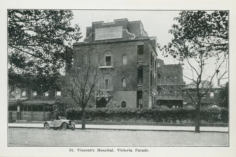 "Folding souvenir of Melbourne, 17 artistic, up-to-date views of public buildings (series no. 4)", 1920s