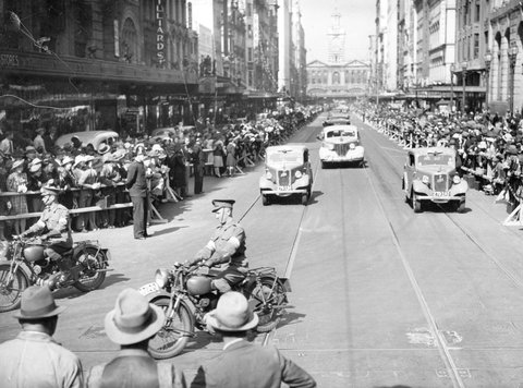 Procession of invalided soldiers travelling in motor cars up Elizabeth Street and turning into Bourke Street, Melbourne, 1940–45
