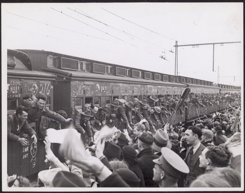 Troops reinforcements arriving by train at Port Melbourne Pier prior to embarkation for the Middle East, 1940
