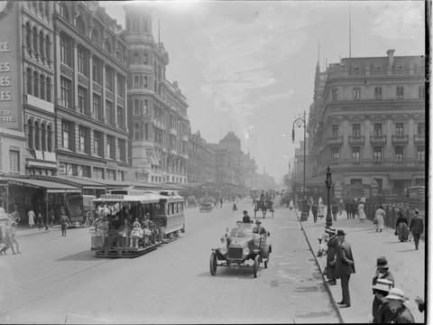 Looking up Swanston Street, Melbourne, showing Peppas' Fruit Market, Cathedral Hotel and Queen's Arms (Hotel?), 1910–20