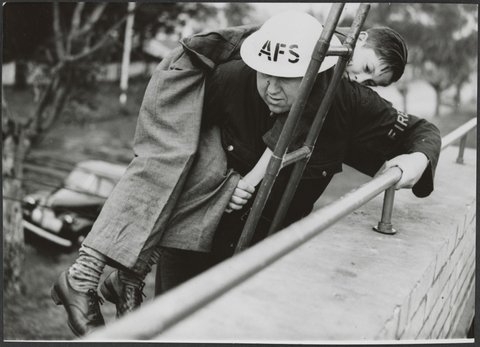 Fireman R. Kinsey of the Auxiliary Fire Service (Brighton) training in rescue, c. 1942