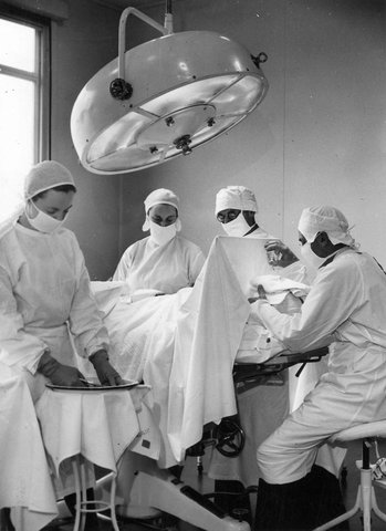Heidelberg Aust [i.e. Australian] Gen [i.e. General] Hospital. Staff of No. 3 operating theatre at work, c. 1941