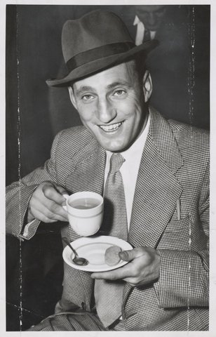 Len Hutton, Eng. [i.e. English] cricketer, spent the time at Essendon having a good old cup of tea as the plane was delayed 45 minutes, 1951
