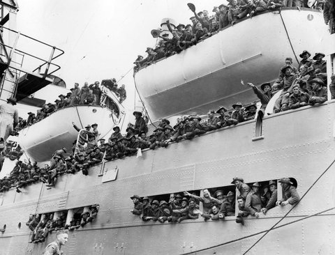 Men of the 2nd Contingent of the 2nd A.I.F. embarking from Port Melbourne by troopship, c. 1940