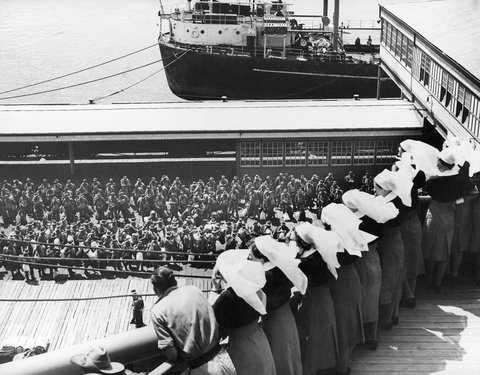 Embarkation from Port Melbourne of the 2nd A.I.F. and accompanying nurses, c. 1941