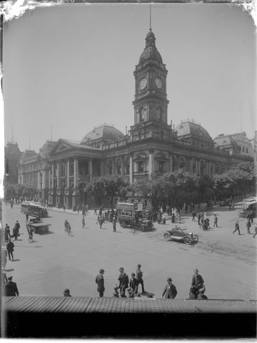 [Melbourne Town Hall on corner of Swanston and Collins Streets, showing cable tram, cars and pedestrians, 1910–20