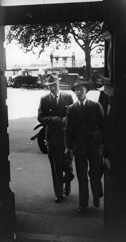 Applicants for enlistment arriving and leaving the R.A.A.F. recruiting depot in Flinders Street, Melbourne, c. 1940