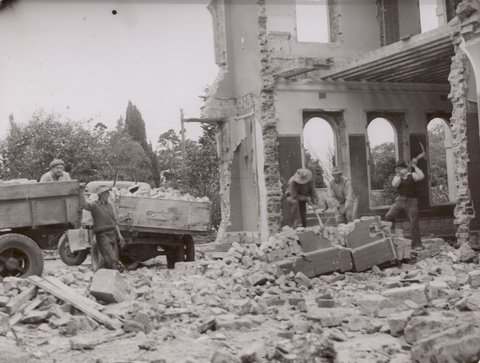 Demolishing a house in Toorak instead of letting to homeless people, 1946