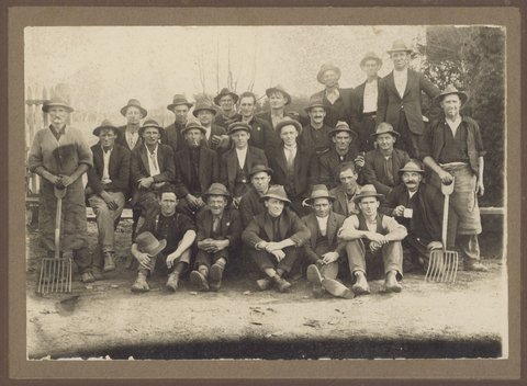 Gang of workmen, who were working near Caulfield Race Course, 1920–40