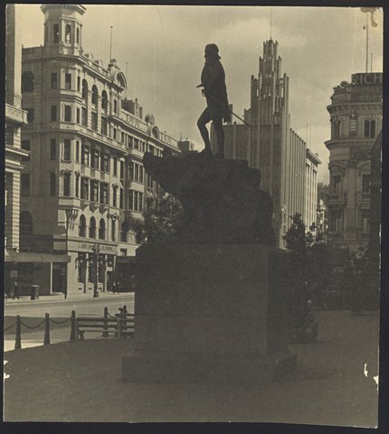[Statue of Matthew Flinders outside St. Paul's, Melbourne], c. 1935