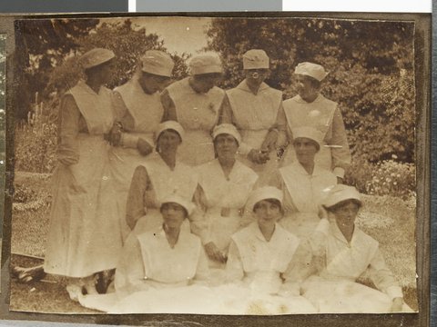 [Group of nurses, Hethersett Private Repatriation Hospital, Burwood, Vic.], 1914–20