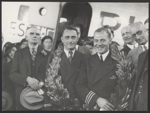 Chevaliers Moll and Parmentier receive a laurel wreath from the Consul for the Netherlands on their arrival at Flemington, 1934