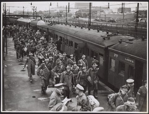 Released prisoners of war from Ambonia [?] arrived at Spencer Street Station, Melbourne, 1945
