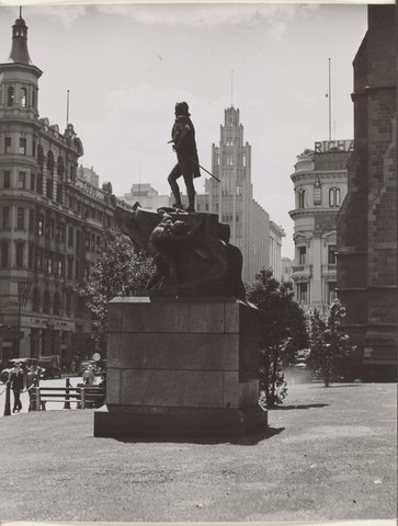 Melbourne in the late 1930s - Looking up Swanston Street from St. Paul's corner, 1936–39