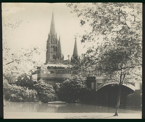 [Yarra River, Princes Bridge, St. Paul's Cathedral, Melbourne], c. 1935