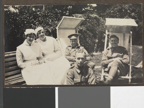 [Soldiers relaxing on lawn, Hethersett Private Repatriation Hospital, Burwood, Vic.], 1914–20