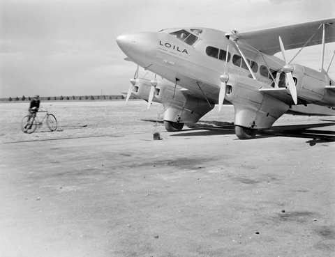 Loila, a Holyman's Airways Ltd aircraft on the tarmac at Essendon Airport, 1935–39