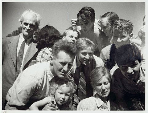 Open Country group portrait, Murrumbeena, 1945–46