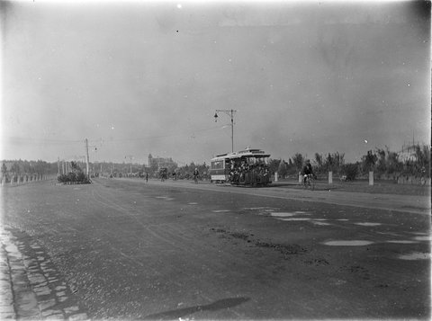 Looking south along St. Kilda Road with cable tram and cyclists on right, c. 1910