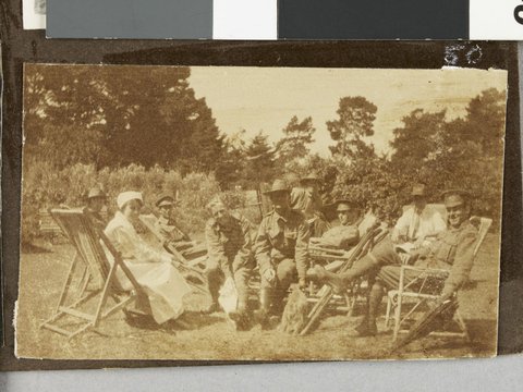 [Soldiers on lawn, Hethersett Private Repatriation Hospital, Burwood, Vic.], 1914–20
