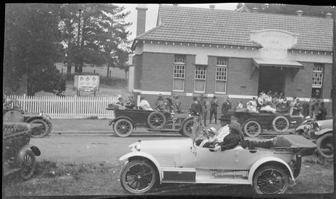 Volunteer Motor Corp trip to Frankston, outside the Mechanics Institute, 1916–18