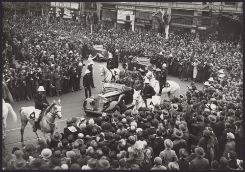 Triumphal procession of the flyers through the streets of Melb. i.e. Melbourne, 1934