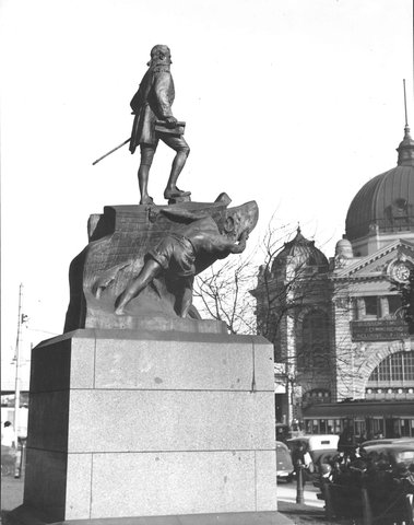 Melbourne in the late 1930s. Statue of Matthew Flinders outside St. Paul's cathedral, Melbourne, 1936–39