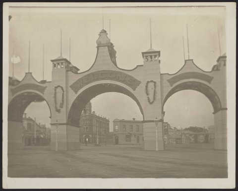 Decorative arches erected for the visit of the Duke and Duchess of Cornwall & York, Melbourne, Vic, 1901