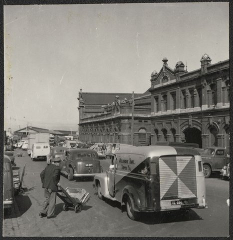 Busy street, possibly in West Melbourne, 1940–50