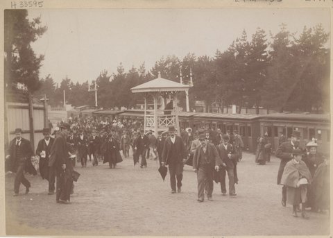 Crowds dispersing from Flemington Railway Station to attend races, 1890–1900