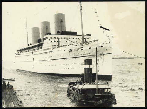 James Paterson bringing the Empress of Britain alongside the pier at Port Melbourne, 1930–38