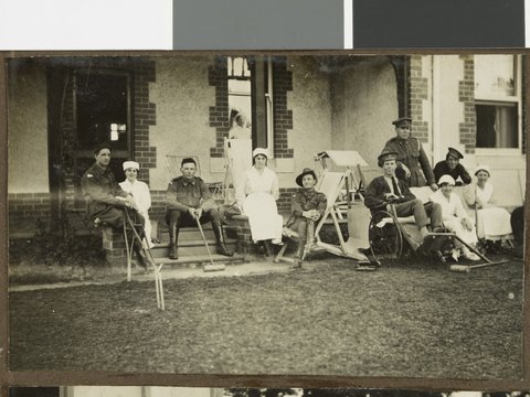 [Soldiers and nurses on verandah, Hethersett Private Repatriation Hospital, Burwood, Vic.], 1914–20