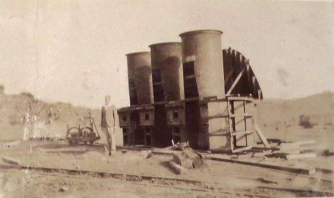 Repairs to Eildon Reservoir at time of flooding, c. 1935