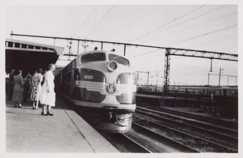 [Diesel electric locomotive at Spencer Street station], 1953