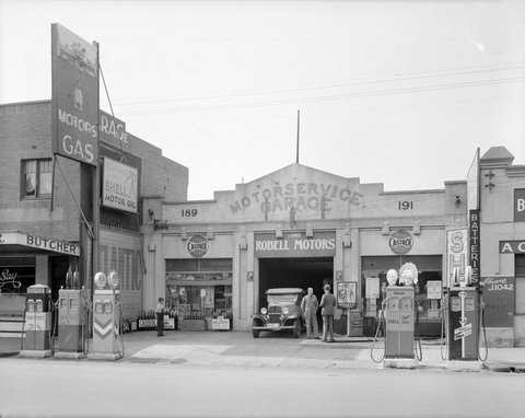 Robell Motors Motorservice Garage, Collingwood, with petrol pumps in foreground, 1940–45