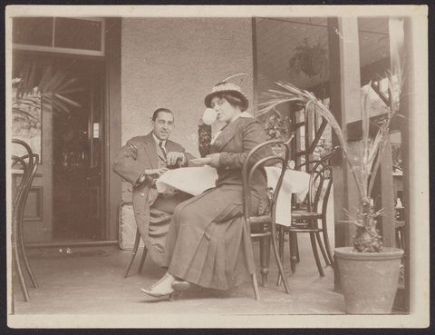 Having tea in the Melbourne Botanical Gardens, 1913–14