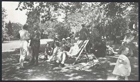 Society of Friends' picnic, Melbourne Botanic Gardens, 1943