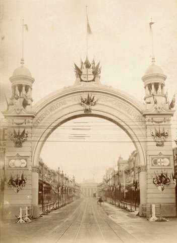 Decorations and Citizens Arch in Bourke Street, Melbourne, for the Royal visit and opening of first Parliament, c. 1901