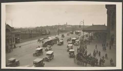 Elevated view looking south from Swanston Street corner along Princes Bridge in Melbourne, 1920s