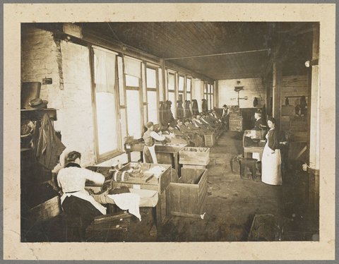 Stemmery Room, States Tobacco Company, A'Beckett Street, Melbourne, 1910
