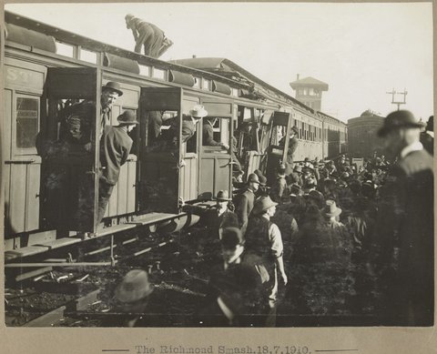 The Richmond Smash. [Crowds inspecting the damage.], 1910