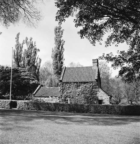 Collection of negatives showing Melbourne streets and surrounds, 1940–50