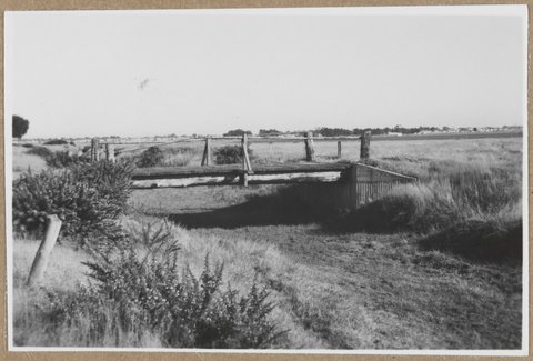 "Floating gates at Barwon River breakwater, Wadsleys drain occupation crossing, Carrum drainage district, Eildon training course", 1959?
