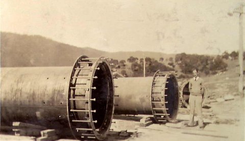 Repairs to Eildon Reservoir at time of flooding, c. 1935