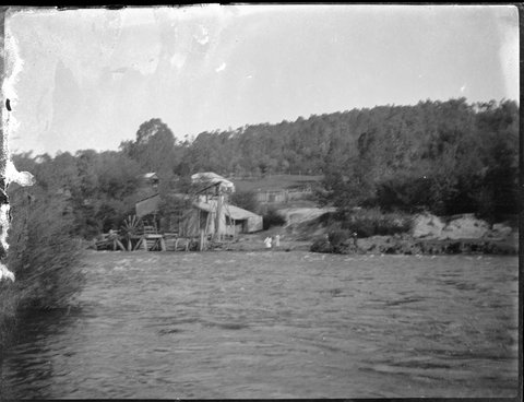 Waterwheel of the State Battery, viewed from opposite bank on the Yarra River, Warrandyte, 1916–21