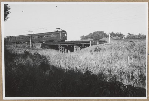 "Floating gates at Barwon River breakwater, Wadsleys drain occupation crossing, Carrum drainage district, Eildon training course", 1959?
