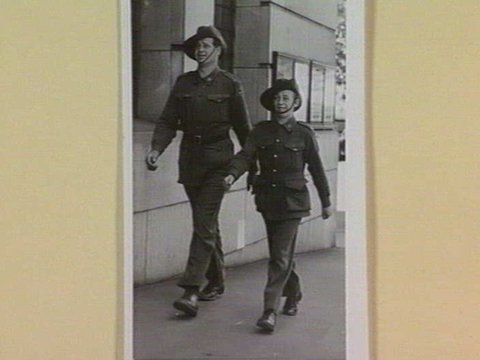 Private E. McCormack, 6ft 6.5 ins met his cobber Gunner J. Smith - 5 ft 3 ins in Flinders Street, Melbourne, 1939–45