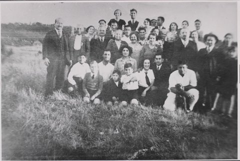 The Abikhair and Iacoury families (from Albury and Auckland) at the Mansour family farm at Templestowe, 1935