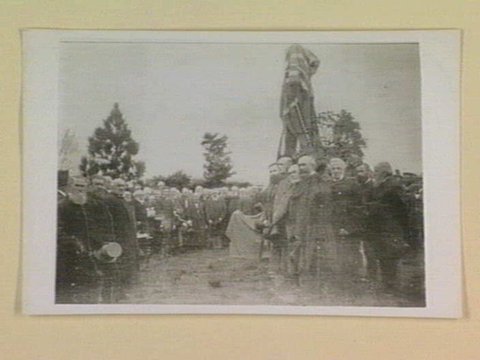 A group of Old Colonists taken at the unveiling of a memorial to John Batman in the Old Melbourne Cemetery, c. 1882