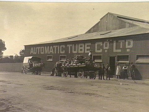 Workers outside the Automatic Tube Co., West Melbourne, 1900–10